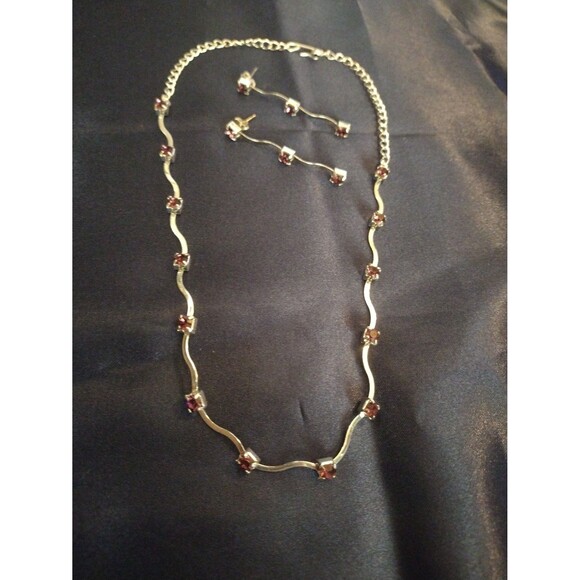 Silver tone choker necklace with magenta zirconia and matching earrings - Picture 4 of 6